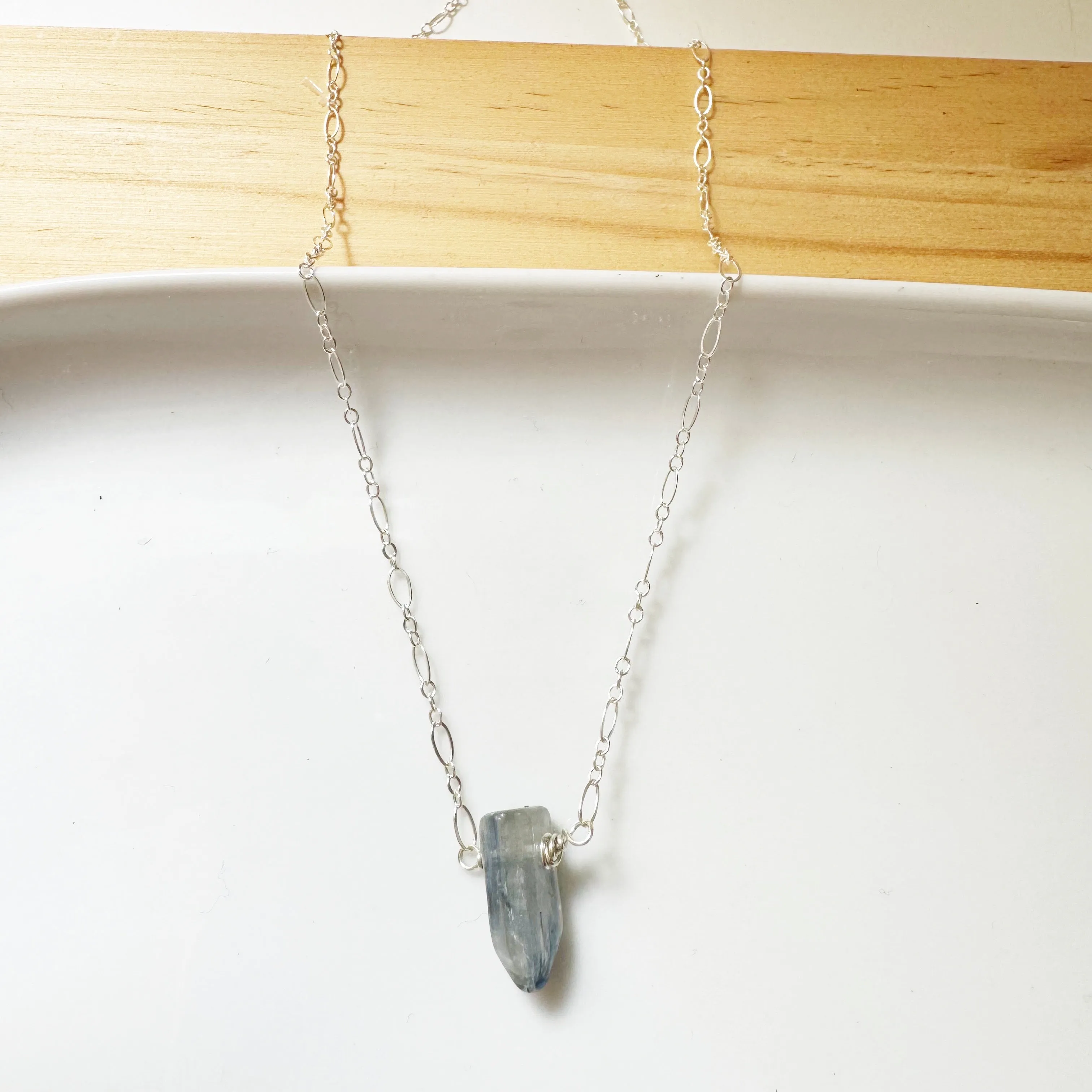 Smooth kyanite solitaire choker in silver